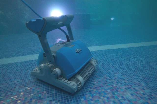 最高M5 (M500)泳池自动吸污机-海豚自动清洗机-海豚全自动清洁机器人