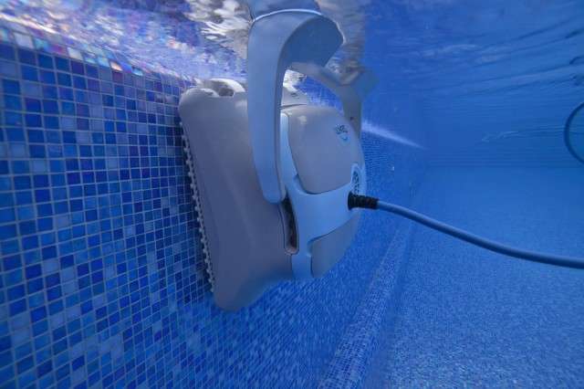 泽尼特20泳池自动吸污机-海豚自动清洗机-海豚全自动清洁机器人