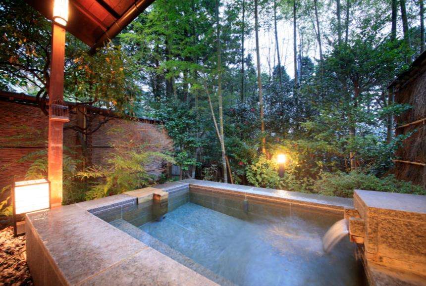 日式溪流露天浴槽 -山中温泉